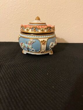 Vintage collectable  decorative carousel trinket music box LED light